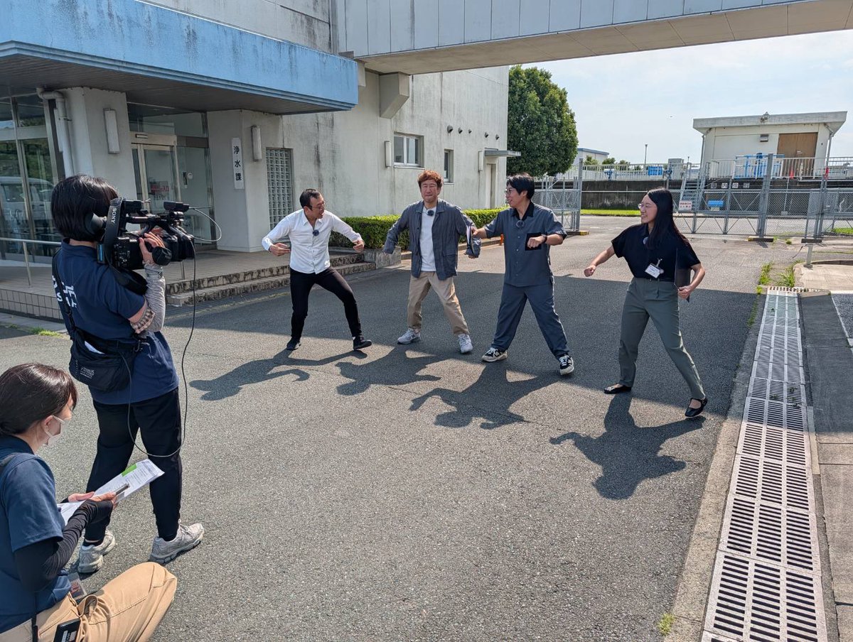 maesakoyasunari's tweet photo. 本日は浜松市に行きジョイマンと一緒に
「もっと#推しはま」のロケでした！！
浄水場で色々勉強した！！

楽しすぎた！
そして池谷から誕生日祝いでソックスとさわやかご馳走してもらいました！
高木はなんかステッカーくれました！ https://t.co/3RWvikLei7