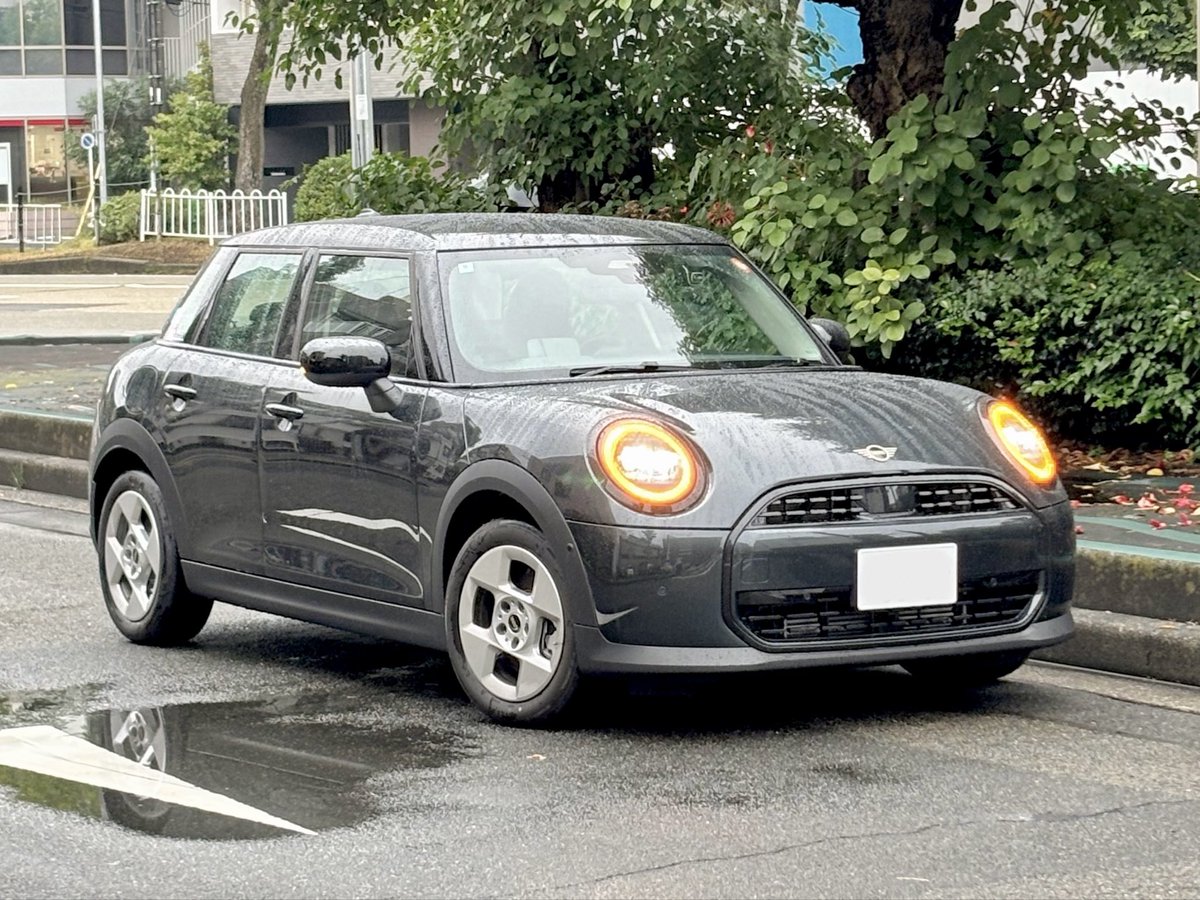 letit_roll0613's tweet photo. 世にも貴重な"カーシェアで乗れる新車の外車"です！
🚙
　🚙
　　🚙
2025年式  MINI
(4代目 / COOPER (5 DOOR) C )
・2WD (FF)
・2.0L直列4気筒DOHC "ツインパワー" ターボ
　+48Vマイルドハイブリッド
[ 3BA-42GD15 ]
レジェンド・グレー https://t.co/7RAMuQ8IgN