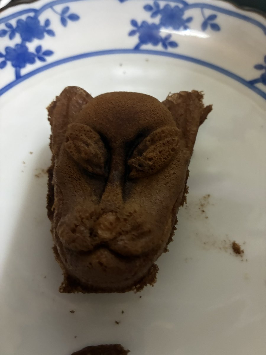 Azur_KTN's tweet photo. 狐のカステラ美味しいけど齧る度に謎の罪悪感が生まれる。 https://t.co/rhCEFOwuaX