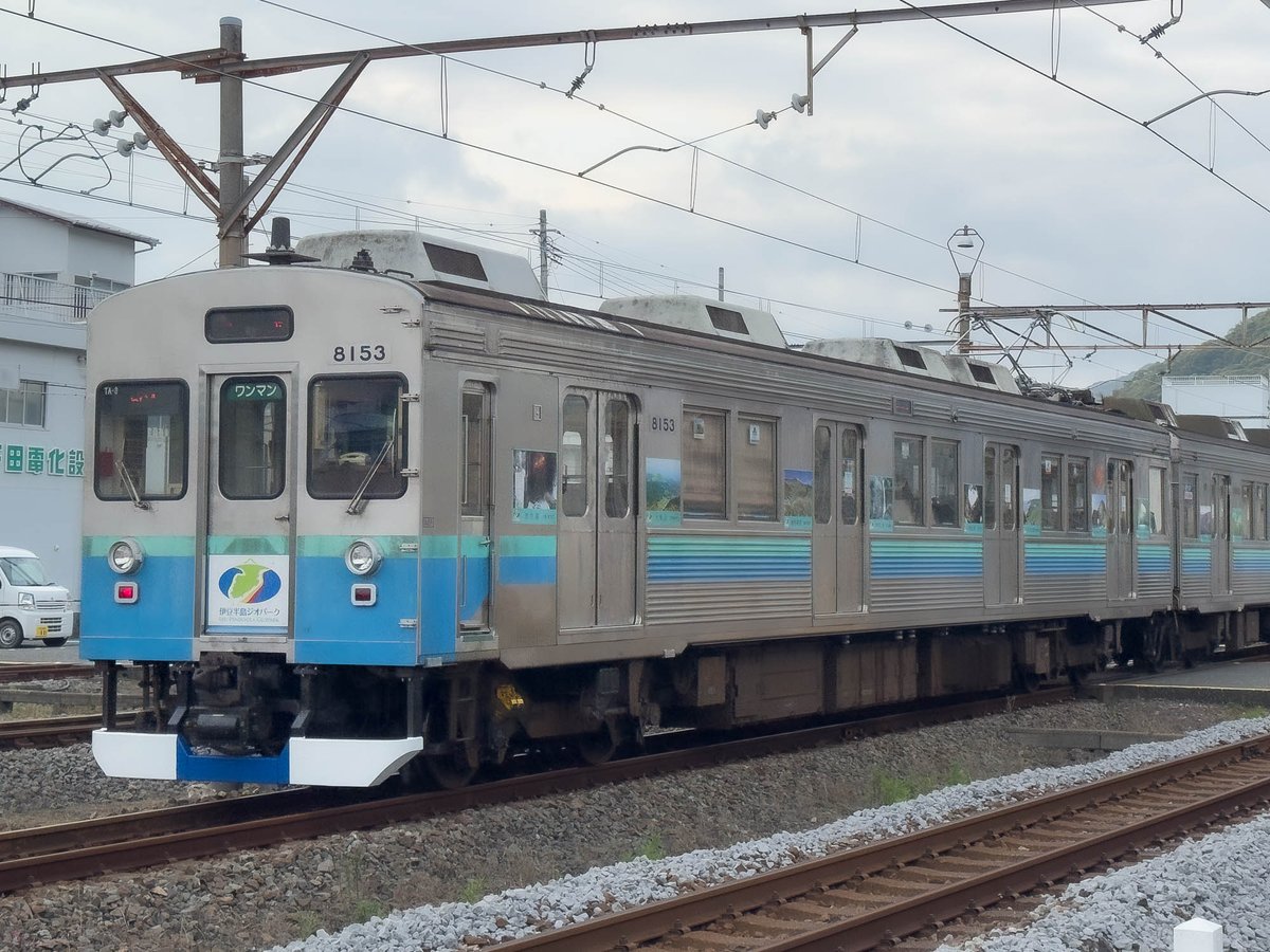 emu3000_1's tweet photo. 20260610　伊豆急8000
8000系のTA-3が、白と青の２色に塗り分けられたスカートになって走っていました。
伊東方の先頭車、クハ8013も同様の意匠でした。 https://t.co/vjPoqSSdRV