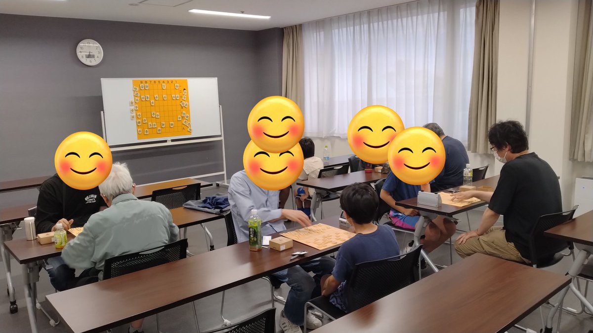 ASAKASHOGI's tweet photo. 本日も無事に教室終了しました！
今回は米長流急戦矢倉について解説。
その後は通常対局と第4期名人戦第4局を行いました。
結果は70代生徒が勝利し、中学3年の名人から奪還！現役の底力を見せつけました🔥

当教室は楽しく活動しながら、シビアな面もあり、それがまた人を成長させていきます♪ https://t.co/ZATh7PL1mO