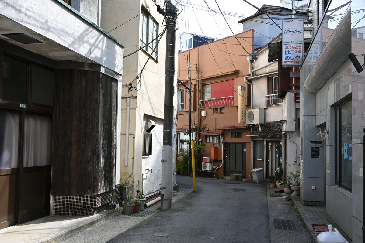 nekogayottekuru's tweet photo. 気になる通り
時計屋とカーアクセサリーらしき文字があるお店 https://t.co/5gINUVSp1w