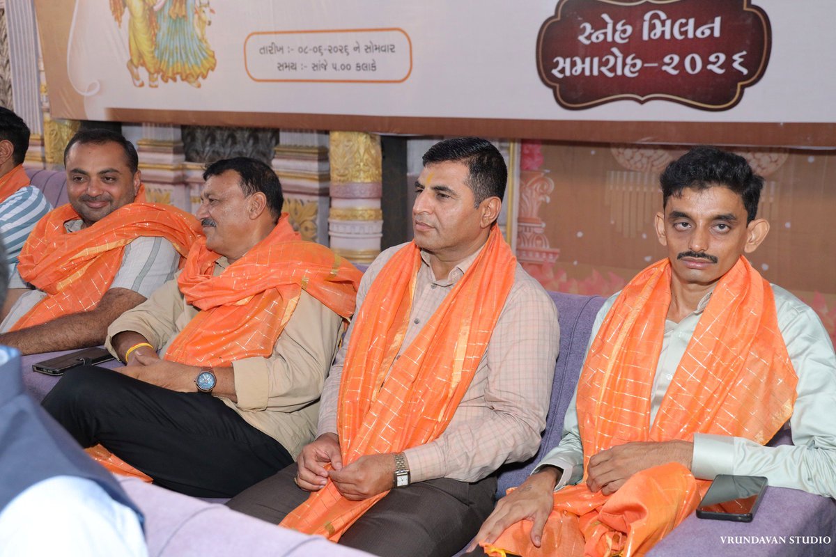 HareshKachhad2's tweet photo. 📍 સમસ્ત કાછડ પરિવાર સુરત – પાંચમો સ્નેહમિલન સમારોહ ૨૦૨૬

સમસ્ત કાછડ પરિવાર સુરત દ્વારા આયોજિત પાંચમા સ્નેહમિલન સમારોહમાં મારું સન્માન કરવામાં આવ્યું તે બદલ હું સમગ્ર આયોજક સમિતિનો હૃદયપ���ર્વક આભાર વ્યક્ત કરું છું.

આ ભવ્ય કાર્યક્રમમાં ઉપસ્થિત તમામ મહાનુભાવોના માર્ગદર્શન અને આશીર્વાદથી પરિવાર એકતા, શિક્ષણ, સમાજસેવા અને યુવા શક્તિના વિકાસનો સુંદર સંદેશ પ્રાપ્ત થયો. કાર્યક્રમ દરમિયાન યુવા પ્રતિભાઓનું સન્માન કરવામાં આવ્યું, જે સમગ્ર પરિવાર માટે ગૌરવની ક્ષણ બની.

સમ��્ર કાર્યક્રમનો ખર્ચ ઉઠાવનાર દાતા શ્રી હરેશભાઈ કાછડ, ડો. વિજયભાઈ કાછડ તથા તેમના પરિવારજનોને હાર્દિક અભિનંદન અને શુભેચ્છાઓ પાઠવું છું.

સાથે જ કન્વીનર શ્રી પ્રવીણભાઈ કાછડ, સહ-કન્વીનર ડો. વિજયભાઈ કાછડ, સમગ્ર આયોજન સમિતિ, કર્મયોગીઓ અને સ્વયંસેવકોનો આ ભવ્ય કાર્યક્રમને સફળ બનાવવા બદલ ખૂબ ખૂબ આભાર.

🚩 જય માતાજી
🚩 જય આહિર સમાજ

#સમસ્તકાછડપરિવાર
#સ્નેહમિલનસમારોહ2026
#કાછડપરિવારસુરત
#પરિવારએકતા
#સમાજસેવા
#યુવાશક્તિ
#શિક્ષણઅનેસંસ્કાર
#કાછડસમાજ
#સન્માનસમારોહ
#સમાજનાગૌરવ
#JayMataji
#JayAhirSamaj
#AhirSamaj
#CommunityUnity
#SuratEvent
#ProudMoment
#SocialService
#YouthEmpowerment
#FamilyTogetherness
#KachhadParivar