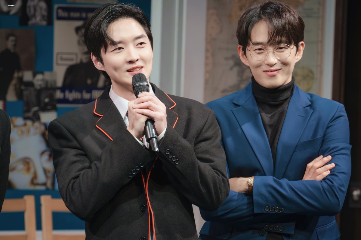 intimeof's tweet photo. 260607 낮 연극 히스토리보이즈
막공 무대인사

데이킨 #강영석
어윈 #손유동

왠지 말 안 듣게 생긴 데이킨과
차카니선생님 https://t.co/Jn5lW6dC1X