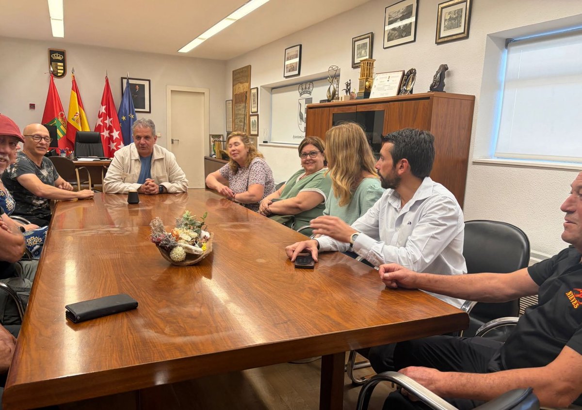 AytoParla's tweet photo. 🚵🏼‍♀️🚴🏆Representantes entidades organizadoras XXVI Marcha cicloturista Villa de #Parla presentan prueba a Alcalde @Ramonjurado y ediles @CasaDeporte_ @javier_gs2312 y Recursos Humanos @Nerea_Ruiz_Roso. La prueba es 21 #junio para personas federadas o no👇 

https://t.co/YtTgT1orwc https://t.co/ll1mDJsvVX