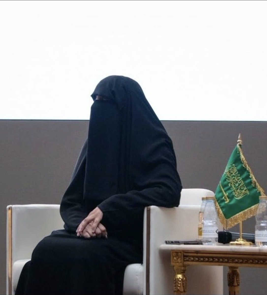 UmKhaled1655's tweet photo. "لا أحد يستطيع" أن ينقص من قيمة #المراه سوى المرأة نفسها..
فإن حافظت على عفافها وحشمتها أصبح لها قيمة عند خالقها ووالدها وأخوانها وزوجها وأبنائها ومجتمعها.💫
وإن تنازلت عن عفافها وحشمتها "فلا قيمة" لها حتى عند أصحاب الفساد والرذيلة.!
#بس_حبيت_اقول https://t.co/0VnvWOyKsE
