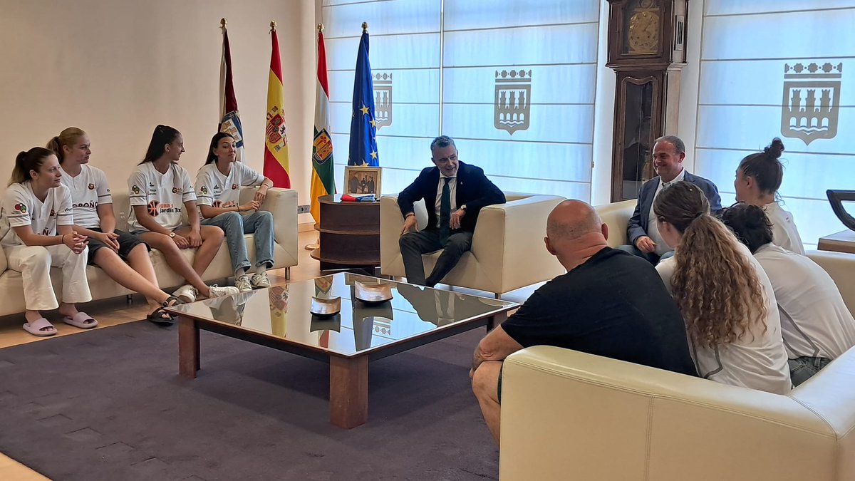 AytoLogrono's tweet photo. ⛹️‍♀️⛹️‍♀️⛹️‍♀️| Esta mañana ha sido presentado el equipo de baloncesto femenino ‘Agua y Jardín’, liderado por la logroñesa Paula Estebas y que representará a nuestra ciudad en diferentes torneo de categoría 3x3. https://t.co/Ybygby1mp5