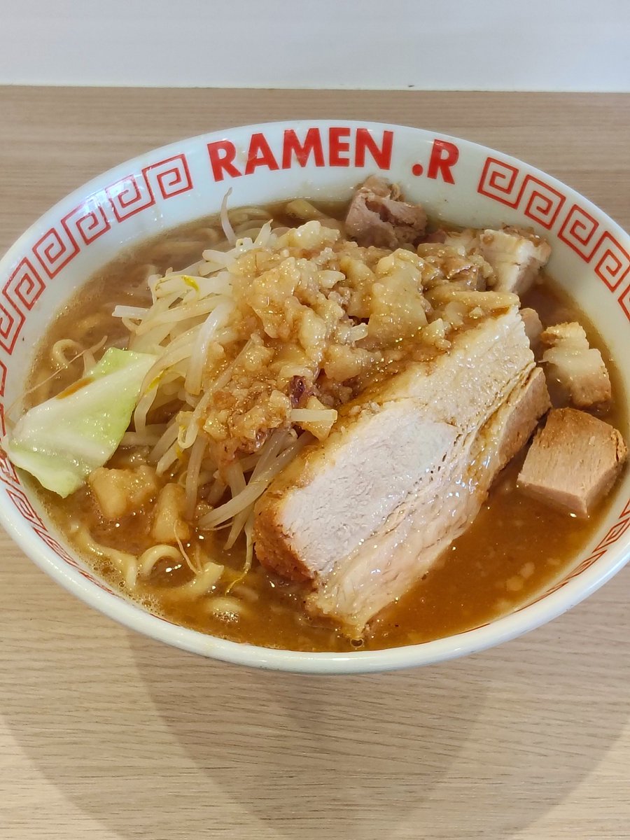 rockbey's tweet photo. RAMEN .R  難波店
200g ニンニク（セルフ）

ずっと行く機会を狙ってた、こちらも初のRAMEN .Rさんへ
田中さんの麺上げ見れて良かった👍️
平ザルにも慣れつつある！お互い日々精進っす🔥
ともきさんとも初めてゆっくりお話出来て楽しいひと時でした！
ありがとうございました🙏 https://t.co/AV21hJ18aw