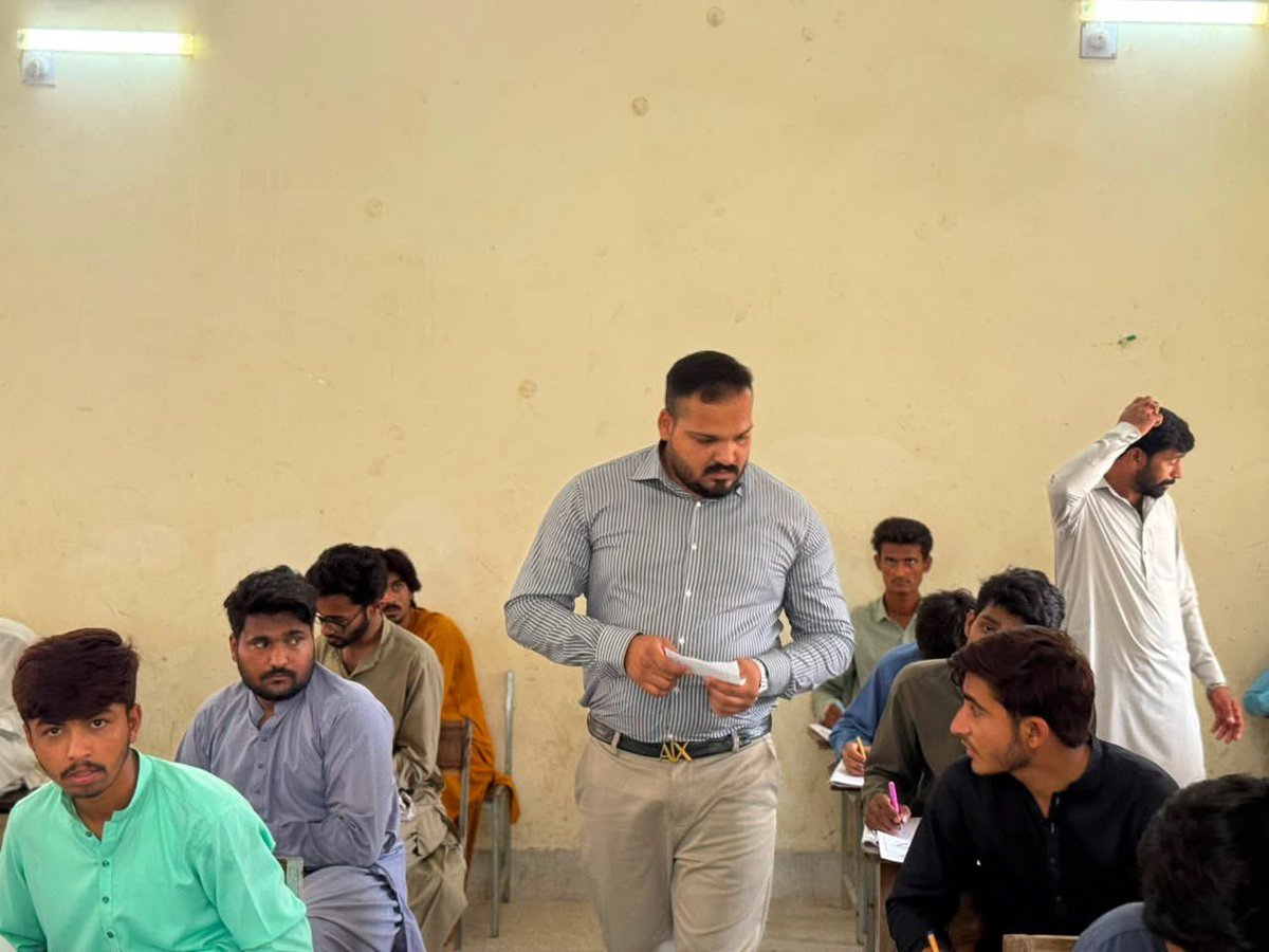 SikandarReforms's tweet photo. گورنمنٹ ہائی سکول اُچ شریف کے امتحانی مرکز کے دورے میں انسپکشن ٹیم نے انٹرمیڈیٹ پارٹ ٹو امتحانات کے جاری عمل، امیدواروں کے لیے انتظامات اور شفافیت کے تقاضوں کا جائزہ لیا؛ میرٹ کی حفاظت کے لیے ہر امتحانی مرکز پر ذمہ دارانہ نگرانی اور فوری مانیٹرنگ جاری ہے۔ @RanaSikandarH https://t.co/06wBOadOaC