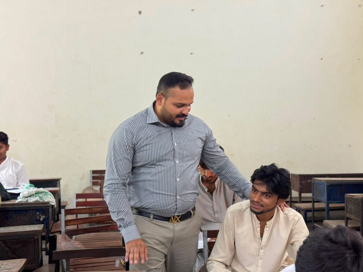 SikandarReforms's tweet photo. گورنمنٹ ہائی سکول اُچ شریف کے امتحانی مرکز کے دورے میں انسپکشن ٹیم نے انٹرمیڈیٹ پارٹ ٹو امتحانات کے جاری عمل، امیدواروں کے لیے انتظامات اور شفافیت کے تقاضوں کا جائزہ لیا؛ میرٹ کی حفاظت کے لیے ہر امتحانی مرکز پر ذمہ دارانہ نگرانی اور فوری مانیٹرنگ جاری ہے۔ @RanaSikandarH https://t.co/06wBOadOaC