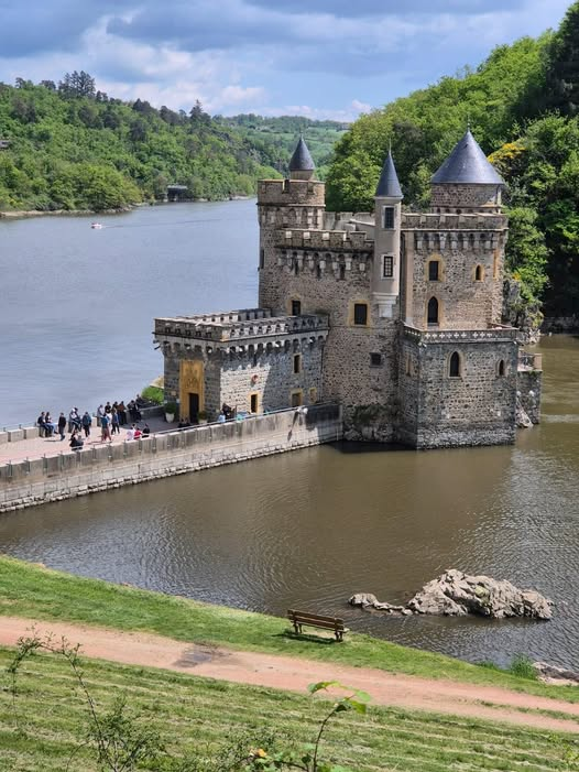 Desomag's tweet photo. Château de La Roche, Saint-Priest-la-Roche, Loire, France. https://t.co/InYucFfIHp