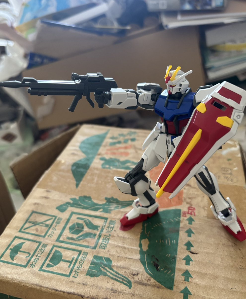 37chappy's tweet photo. #初めてのガンプラ
エントリーグレードのストライクガンダム
ガンプラ体験&amp;練習、入門用に購入。安いし🎁
第一印象は顔ちっちゃ！？SDガンダムしか作ってなかったから、そりゃそうか、1/5ぐらい。びっくり、作れるか不安になった。素組、墨入れ完成して感動🌟めっちゃ写真映えしてカッコいい💕ハマりそ https://t.co/JFv0EkGqM1
