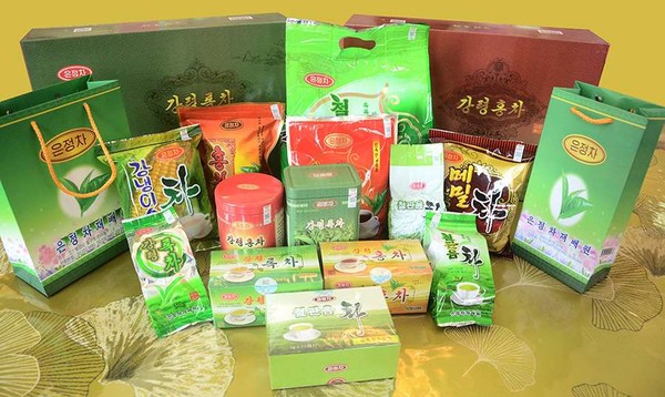 oo0tea's tweet photo. @feilv7 北朝鮮でもお茶の生産が行われてます。中国の影響で緑茶と紅茶、鉄観音などを作るんだそうで。しかし気候が適してなく、製茶技術も優れないため味はイマイチと聞きます。中国茶やロシア経由の紅茶も一部高級輸入品としてあるはあるものの、相当のエリート層でないと見ることはないんだそうです。 https://t.co/qYLOS2kUoq