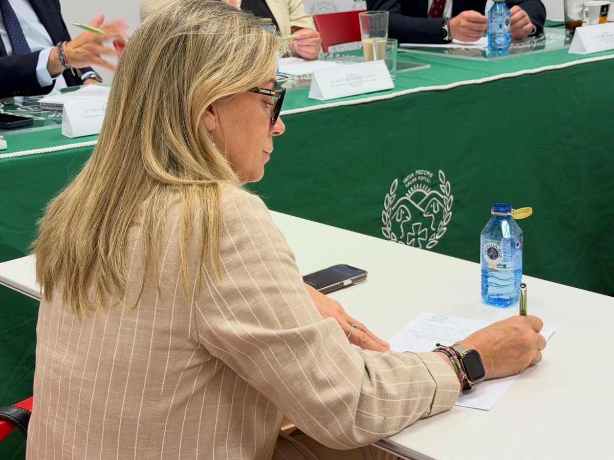 lolamerino68's tweet photo. Reunión con Colegio de Veterinarios de Ciudad Real 

✍🏻Jornada de trabajo con la nueva presidenta de veterinarios Mercedes Caballero y su directiva

✍🏻Los veterinarios son esenciales en seguridad alimentaria y salud pública https://t.co/ErU0DPzQ1C