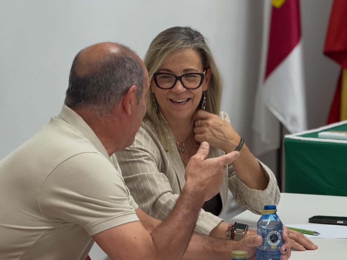 lolamerino68's tweet photo. Reunión con Colegio de Veterinarios de Ciudad Real 

✍🏻Jornada de trabajo con la nueva presidenta de veterinarios Mercedes Caballero y su directiva

✍🏻Los veterinarios son esenciales en seguridad alimentaria y salud pública https://t.co/ErU0DPzQ1C