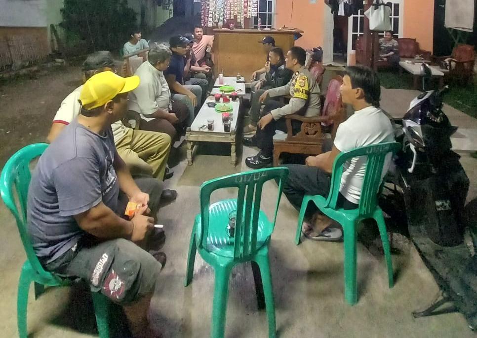 Humastrobkskota's tweet photo. Polres Metro Bekasi Kota mengintensifkan giat jemput bola. Langkah preventif ini diwujudkan oleh personel Bhabinkamtibmas Polsek Rawalumbu, Aiptu Heryanto, yang turun langsung melaksanakan operasi patroli lingkungan dan kunjungan kewilayahan. https://t.co/fBA1ngfCaz