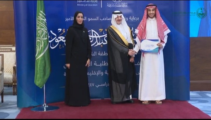 saeedokaz's tweet photo. 🛑 ( مراكب المجد ترسو على شواطىء الإنجاز )
 
 لله دركم أبناؤنا وبناتنا طلبة مدارس تعليم المنطقة  الشرقية  ممن حصلوا على جوائز عالمية ومحلية وتشرفوا بعظيم التكريم والتقدير من سمو سيدي صاحب السمو الملكي الأمير سعود بن نايف أمير المنطقة الشرقية وسمو نائبه صاحب السمو الملكي الأمير سعود بن بندر ففي كل مشهد أرى فيه سمو الأمير سعود بن نايف محتفيا فرحا بإنجاز  أبنائه وبناته يأخذني المشهد إلى مساحة التعبير المفعم بمشاعر صادقة تتدفق منها عبارات الفخر بما بلغته هذه الهمم من عزيمة وإصرار. 

٦٦ طالبا وطالبة ظهروا في أبهى صورة لحظة تكريم اضاءت بإشراقتها الرؤى والتطلعات التي تنطلق من ضفاف سواحلنا الشرقية لتعانق عنان السماء مجدًا وشموخًا لترسم  الغد المشرق والمستقبل الواعد بمشيئة الله في ظل حكومتنا الرشيدة أيدها الله .

فمن شرق المملكة كجزء هام يلتقي مع بقية مناطق المملكة  في الهدف والبناء لهذا الوطن الفسيح نحكي للأجيال قصة البناء الحديث في عالم التميز والإبداع ونخبر عن مجمل مقاصد التطوير  حيث نستقل في رحلتنا  ((مركب )) الشرق ليبحر بنا  إبحارة يعرفنا من خلالها عن بواعث التنمية ومقوماتها  التي يعيشها هذا الجزء الغالي من وطننا الكبير في جانب من جوانبه الكبيرة وهو (( التعليم))  الذي يجدف بسواعد قوية واثقة يحدوها الأمل بأن ترسو على قامة المجد والسؤدد في أبدع إطار يشكل بارقة أمل يلوح منها براعة وتميز يعبر عن إنسان هذا الوطن.
حكاية المجد أبطالها هم طلاب وطالبات المنطقة الشرقية الذين يمخرون عباب التميز بآمالهم وطموحاتهم حتى يصلوا إلى ضفافه وفي جعبتهم لآلىء و دُرر  فينبلج نور العلم ويشعّ ضياء المعرفة .  
هنا في المنطقة الشرقية يحظى التعليم بمتابعة دؤوبة واهتمام بالغ من سمو أميرها رائد التعليم صاحب السمو الملكي الأمير سعود بن نايف بن عبدالعزيز آل سعود حفظه الله فغدت المنطقة الشرقية منارًا للمتميزين والمبدعين  من الطلاب والطالبات والمعلمين والمعلمات فهنيئا هذا التميز الذي صنعته عقول لا تعرف المستحيل.

@moe_gov_sa
@emara_sharqia
#سعود_بن_نايف_بن_عبدالعزيز
#أمير_المنطقة_الشرقية
#سعود_بن_بندر_بن_عبدالعزيز
#نائب_أمير_المنطقة_الشرقية