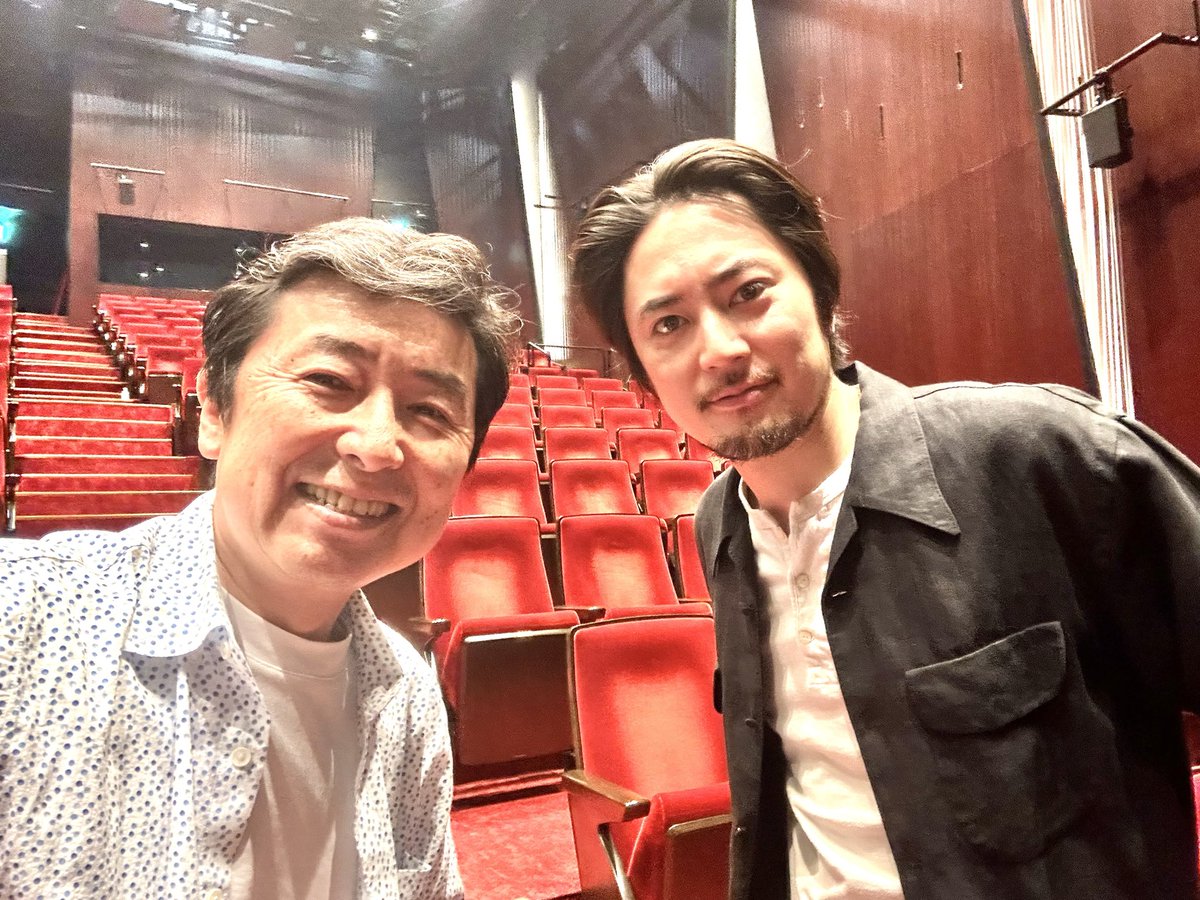 SHINSUKEANA's tweet photo. カッコーの巣の上で@パルコ劇場

ジャック・ニコルソン主演の名作映画を舞台にして、これ非常によかった。感動した

間宮祥太朗さんが、ジャックニコルソンに並ぶ熱演
表情まで近づいていて、見事でありました

精神病院入院病棟が舞台になって、正常と異常の境界線はどこにあるのか

それを決めているのは、社会であり、自分自身であると言う

自分の枠を勇気を持って取り払って1歩前に進もうと言う強烈なメッセージが伝わってきた

間宮祥太朗　坂東龍汰　近藤公園　山口航太　菅原永二　黒田大輔

との役者さんもみんな良かった

#カッコーの巣の上て 
#間宮祥太朗
#坂東龍汰 
#パルコ劇場