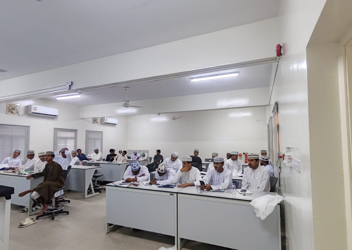 EduGovNBT2202's tweet photo. من حصة المراجعة النهائية في مادة
 
الرياضيات الأساسية للصف الثاني عشر 

مع الأستاذ : عبدالله المعمري 

#فعاليات_تعليمية_شمال_الباطنة 
#تعليم_مستدام https://t.co/wRjuKE8YTy