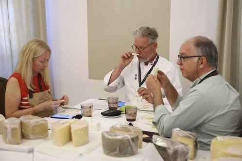 domingomartingc's tweet photo. Arquegran Agüimes y Era del Cardón, galardonadas con sendos Cincho de Oro en Castilla y León #SectorPrimario #quesería #queso #Aguimes #Agüimes
https://t.co/yqX3rKPxEZ https://t.co/Y4vx5aYv50