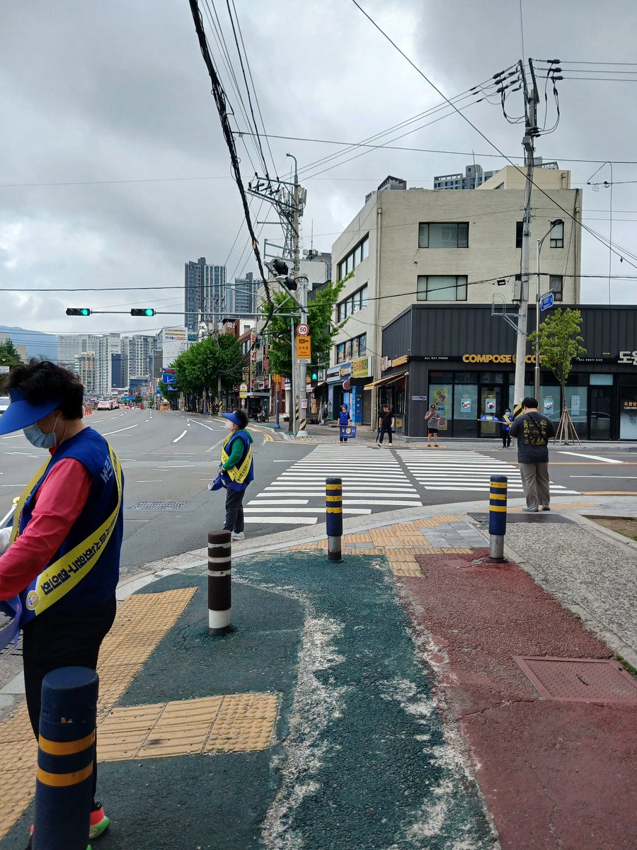 les70041's tweet photo. [2026. 06. 04 07:30~]
창원시마산회원구협의회 산하 봉암동위원회
(위원장 김은하)에서는  6월 전국동시 캠페인 "호국보훈의 달 나라사랑 태극기 달기운동"병행 아침거리질서 캠페인을 전개하였습니다. https://t.co/ZPU2Z1j1BT