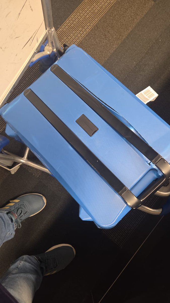 nurjeevangsr's tweet photo. @cathaypacific It's been a week since my luggage was damaged by your company when I was flying to the US. I think the more appropriate adjective would be exploded. I have done everything to contact you appropriately but your company has not responded. https://t.co/t08D9lh3iw