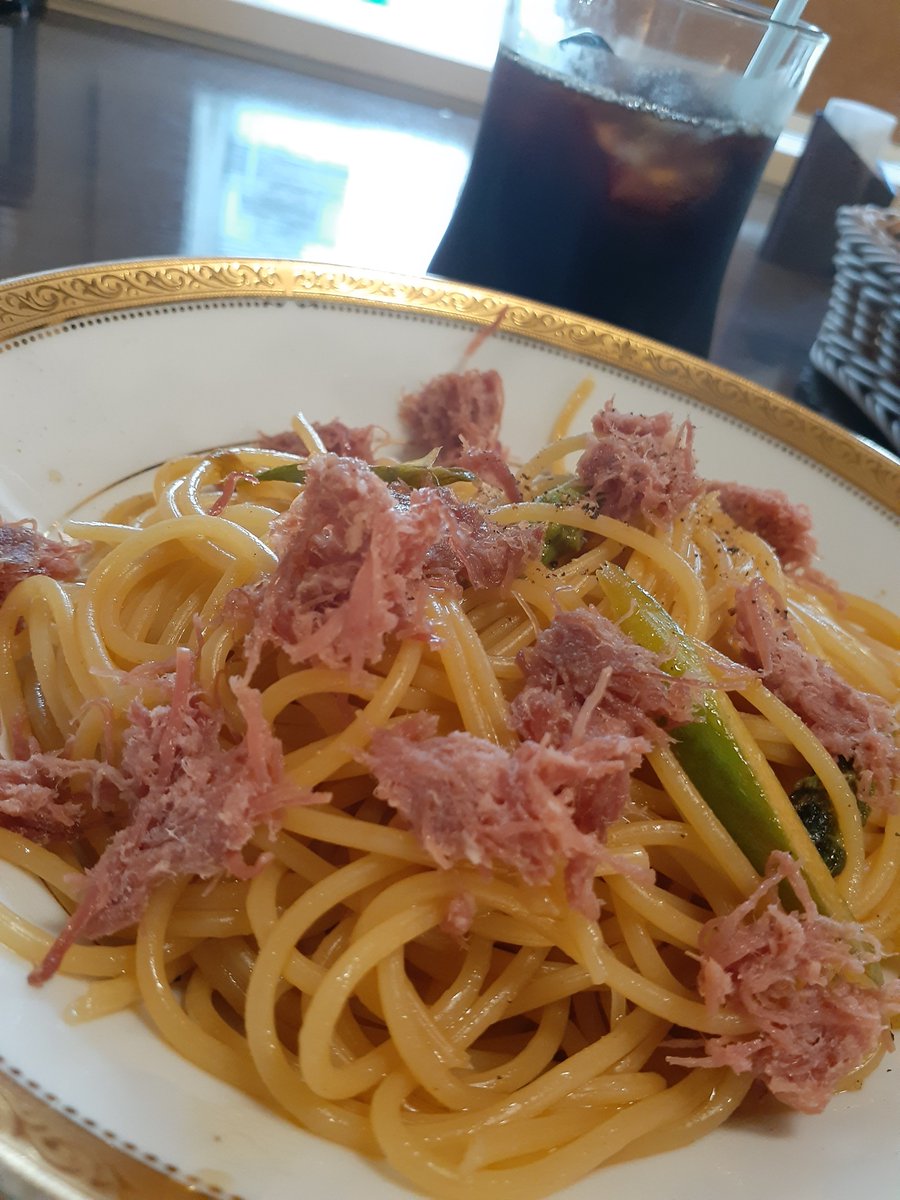 sagaouji's tweet photo. おなかペコペコで立ち寄った、千駄木駅すぐの「フワッティーカフェ」さん、めちゃくちゃ好みだった✨✨

腰塚のコンビーフとアスパラガスのしょうゆパスタ✨

これはコーヒーに合っちゃう～！腰塚が活きている～😭✨
サラダもコーヒーもぜんぶ丁寧で大満足！次はデザートも食べてみたい😊 https://t.co/00vTSJfvLx