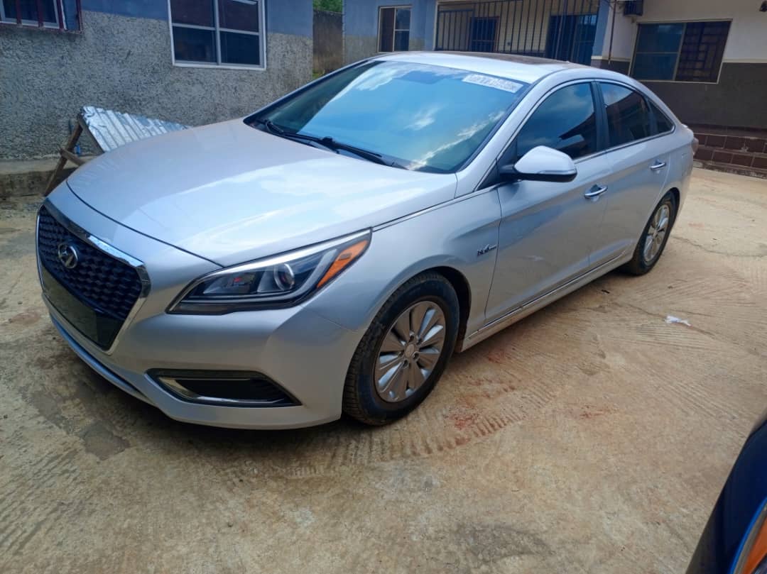 chidex07's tweet photo. @XcessCars Goodmorning Bro, I have 2 units of Hyundai Sonata, Silver one is 2016 Hybrid while the blue one is 2017 Limited full option. Location is Abuja. Thank you https://t.co/74N4VElYJC