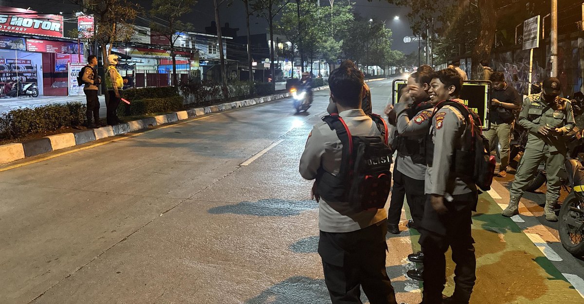 Humastrobkskota's tweet photo. Sat Samapta Polres Metro Bekasi Kota mengintensifkan operasi malam dinamis. Mengandalkan maklumat taktis Patroli Jaga Jakarta (Jaga Warga, Jaga Lingkungan, Jaga Aturan, Jaga Amanah), tim pemburu jalanan menggelar patroli skala sedang sejak Kamis malam hingga Senin (10/6/2026) https://t.co/I5NDM0NAnf