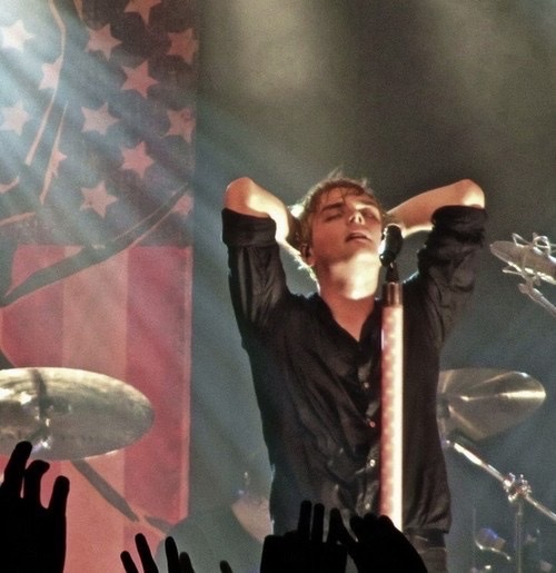 gerard way hourly tweet media