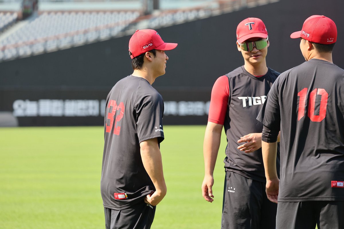 Kiatigers's tweet photo. #오프더갸코드 영탁이 놀리지 마세요

신인 현에게 다가간 도규, 어떤 조언일까 궁금해 포커스를 맞췄는데...
“앙🫶” https://t.co/6tioy7snIk