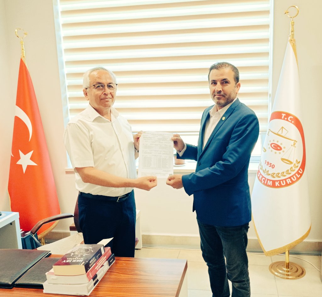 HudaParAksu07's tweet photo. İlçe Başkanımız Kemal Güler, yeniden seçilerek mazbatasını İlçe Seçim Kurulu'ndan aldı. Başkanımızı ve yönetim kurulu üyelerini tebrik ediyor, görevlerinde başarılar diliyoruz. İlçemize,Davamıza ve teşkilatımıza hayırlı olmasını temenni ediyoruz. https://t.co/qKyhgX61P5