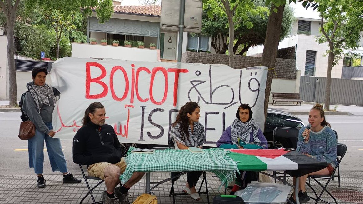 AlertaSolidaria's tweet photo. ⚠️ Als jutjats de Granollers, avui, han pretès posar por a les mobilitzacions contra el genocidi que pateix el poble palestí. Hem respost organitzades i donant la cara!

MAI, NINGÚ, SOLA DAVANT LA REPRESSIÓ!

✊ Acompanyem tres persones citades per manifestar-se per Palestina 🇵🇸 https://t.co/lob1qPCEkr