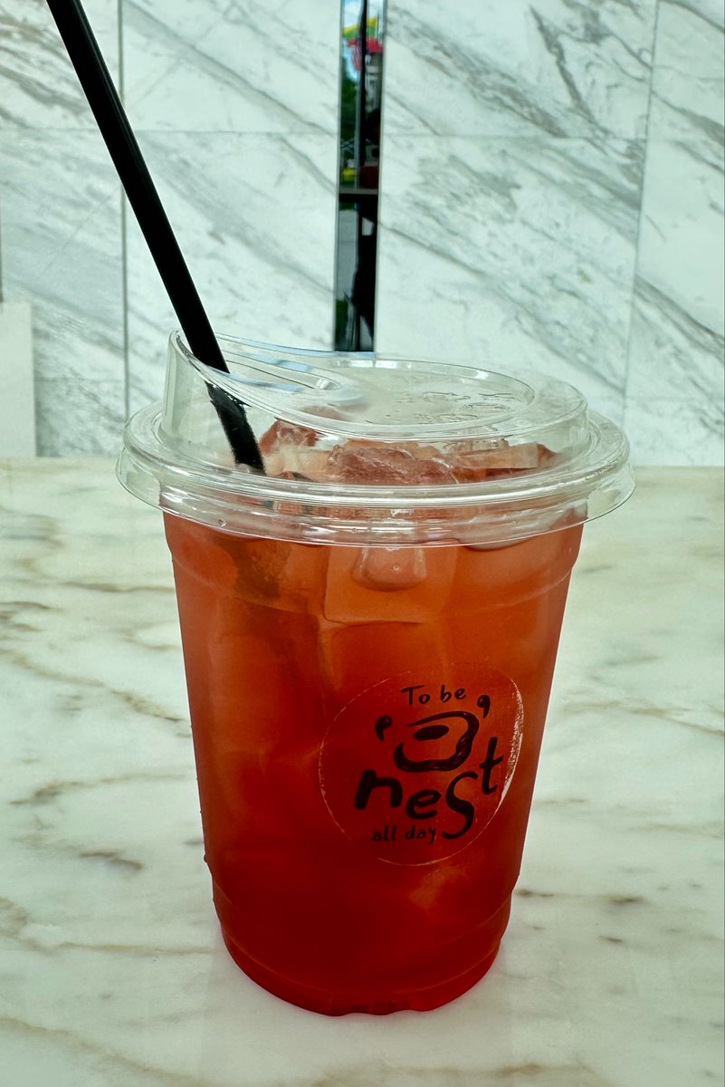 box_mixx's tweet photo. ได้ลองแล้ว 🤩 
จัดมา 2 แก้วให้คุ้มค่าส่ง

จัด Ruby Jasmine Tea และ Pure Matcha มาชิมก่อน

Ruby Jasmine Tea หอมมากกกก แบบว่าแค่เปิดฝายังไม่ทันเติมน้ำแข็งก็หอมเตะจมูกละ ความหวานกำลังพอดี ชื่นใจสุดๆ 

Pure Matcha มีความเข้มไม่ถึงกับขมมาก ไม่แน่ใจว่าร้านเลือกใบชาไหนมาให้เพราะตอนนี้ยังไม่เปิดให้ลคเลือก ความเข้มกำลังดีสำหรับเราที่ทานเพียวไม่ใส่ไซรัปใดๆ รู้เลยว่าเลือกชามาอย่างดี หมดแก้วนี้รับรองตื่นยันเย็น
(ที่พร่องไปไม่เต็มแก้วเพราะดื่มแล้วลืมถ่าย😅)

ปริมาณน้ำพอใส่น้ำแข็งแล้วก็คือเต็มแก้วพอดีๆ 🥤

ว่าด้วยเรื่องการจัดส่ง เข้าใจว่าน่าจะทดลองระบบก็จะใช้เวลานานนิสนุง ประมาณชั่วโมงนึงถึงมือล่ะครับ 😅
ค่าส่งเราไม่แพงมาก เพราะอยู่ห่างกัน 10โล 

ไว้ร้านเปิดเต็มรูปแบบจะอุดหนุนอีกนะคับ ตื่นเต้นๆอยากชิมกาแฟแล้ว 
#ToBeONestAllDay #mixxiw @wixxiws 

เพื่อนๆที่รอร้านเปิด อย่าลืมไปกด ❤️ เซฟร้านไว้เลย 

สั่งไลน์แมนร้าน To be ‘O’nest All day, https://t.co/R2NR2lpdZL…