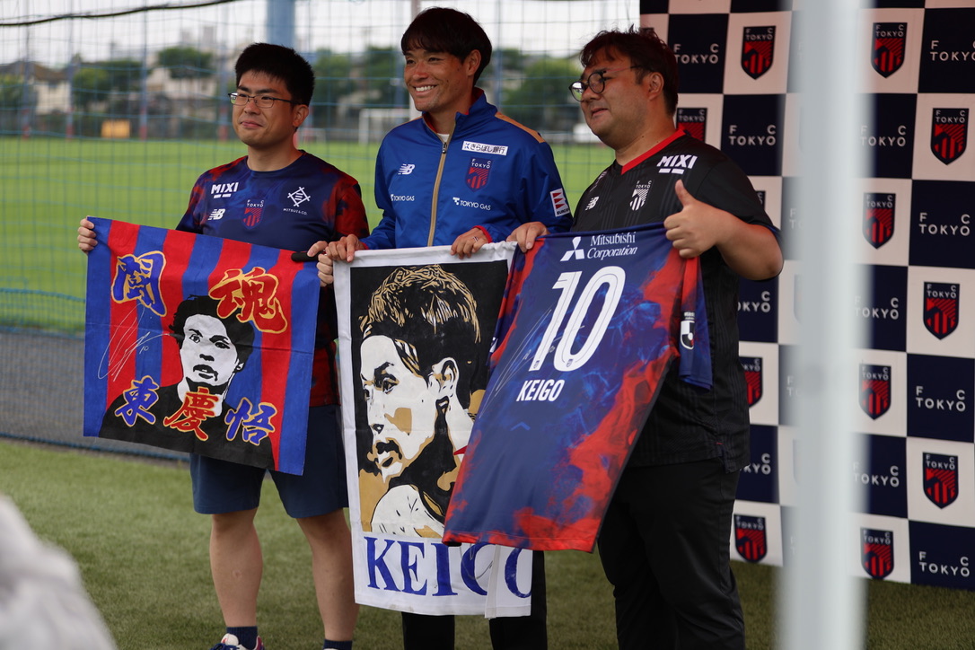 fctokyoofficial's tweet photo. 🔵🔴
#東慶悟 選手とのふれあいイベント実施🙌🔵🔴

短い応募期間のなか、たくさんのご応募をありがとうございました。
また、平日にも関わらず約250名という多くの方にお越しいただきました🤝

ご参加いただいたみなさま、ありがとうございました!!🙏

#キャプテン10番東慶悟とともに 
#fctokyo #tokyo