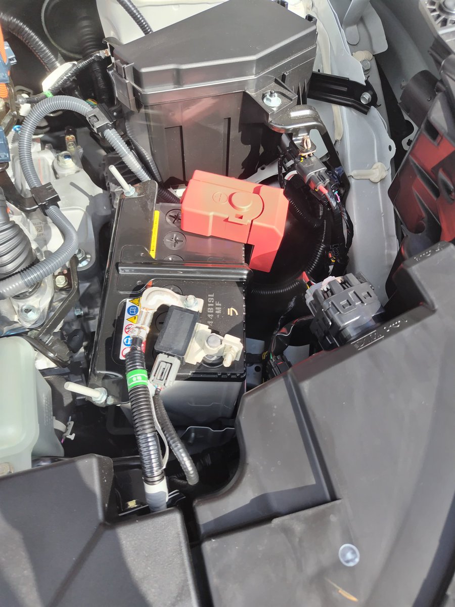fudou02820's tweet photo. 洗車して始めて気づいたけど
スタート用のバッテリーってヴェゼルにしては小さくないのかな
グリルは洗車が大変だよね
なんて複雑な造形だろー
LEXUSはもっと大変かもしれません😄 https://t.co/0n80deeG9Y