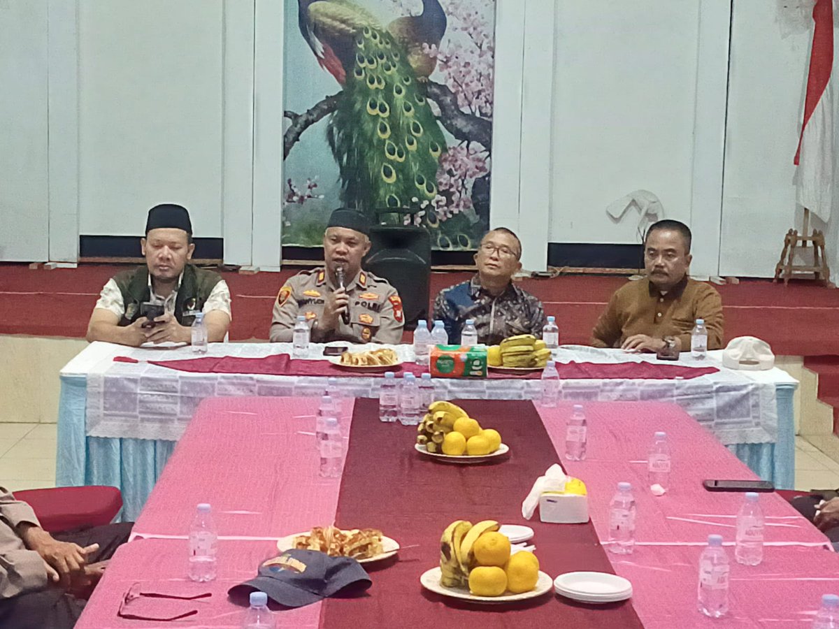 Humastrobkskota's tweet photo. Kapolsek Bekasi Barat AKP Dr. H. Wahyudi, SH., MH., menghadiri kegiatan Jakarta On The Spot bersama Forum RW Kelurahan Bintara yang digelar di Aula Multiguna RW 10 Bintara,Selasa malam (9/6/2026). Turut dihadiri Camat Bekasi Barat, Lurah Bintara, Panit Binmas Polsek Bekasi Barat https://t.co/d3loHZTXFx