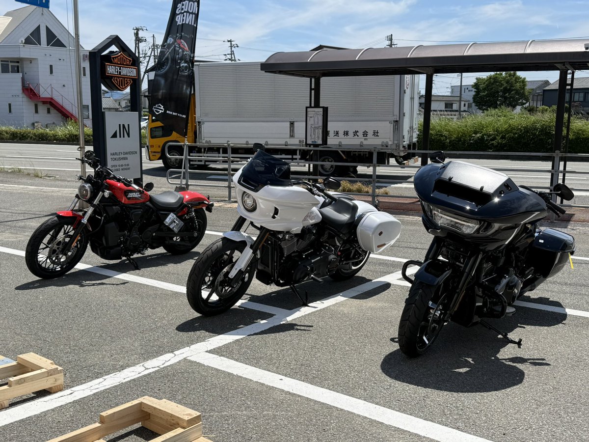 hdtokushima's tweet photo. 新車3台入荷してきました!
すべて2026年モデル!
◉#ローライダーST(#FXLRST)ブラックトリム ホワイトオニックスパール
◉#ロードグライド(#FLTRX)ブラックトリム ビビッドブラック
◉#ナイトスター(#RH975)ブラッドオレンジ
なかなか手に入らないモデルですよ。
https://t.co/gdvZyuspqv https://t.co/7sKfLJviIP