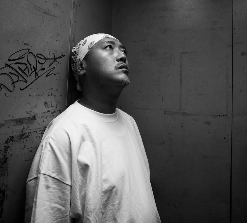 ULTRAVYBEHIPHOP's tweet photo. ラッパー INNOCENSE @hirofumiserec  が本日、新曲 Get On Down With Bad Selfをデジタル配信リリース！

関西を拠点に活動するMC、INNOCENSE。
生きる中で感じる痛みも失敗した経験も明日への渇望も全て飲み込んで回り続けるミラーボールのようなParty Tuneをリリース。
客演に福岡からMC FREEZ、BeatはNARISK、哀愁のただよう黒いGroovyなTrackの上に2人のMCのFlowと思いが混ざり合う。

<配信&Download LINK >
INNOCENSE『Get On Down With Bad Self』
https://t.co/8khVapNKqN

Credit: 
Lyrics & RAP by INNOCENSE , FREEZ
Beats by NARISK
Mixed & Mastered by Yuke Myras at Myrastudio
Artwork & designed by Imaone

そして、INNOCENSEの4thアルバム PROGRESSから 「ILL GOOD JOB」のMusic Videoが公開！

<ILL GOOD JOB　Music Video>
https://t.co/X92VR2dBsZ

「Get On Down With Bad Self」と「ILL GOOD JOB」を収録した７inch VINYLも発売決定。
LIVE会場とアーティストのオフィシャルSHOPのみでの限定生産販売となる。

<オフィシャルSHOP>
https://t.co/pSPQLaMwvq