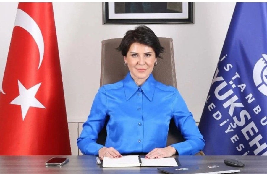 odakdunyam's tweet photo. “...Senin çocukların reşit de değildi, değil mi? Eh, artık Sosyal Hizmetler alır senin çocuklarını.”

İBB Davası’nda Medya AŞ Genel Müdürü Fatoş Pınar Türker’e yönelik bu sözler; OHAL ve KHK süreçleriyle başlayan sistematik mağduriyetlerin, insanların yıllardır en ağır biçimde yaşadığı gerçeklerin açık bir yansımasıdır.

Yıllardır süregelen operasyonlarda ve KHK süreçlerinde de anneler, hamile kadınlar benzer rehin alma mantığıyla çocukları üzerinden tehdit edildi.

İsimler, kurumlar veya dosyalar değişse de hak ihlallerinin yöntemi değişmiyor: Hukuk eliyle yalnızlaştırma, aile üzerinden tehdit ve gerçeğin sesini kısma çabası devam ediyor. 

@myeneroglu