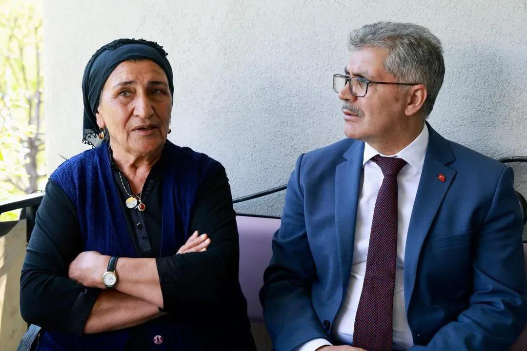 TC_Adakli's tweet photo. Valimiz Sayın Cahit ÇELİK ve Kaymakamımız Sayın Abdullah SARI, 1993 yılında şehit olan Naciye YALÇIN’ın Çamlıca Köyü’nde yaşayan kıymetli ailesini ziyaret etti. https://t.co/RE8INDGpHS
