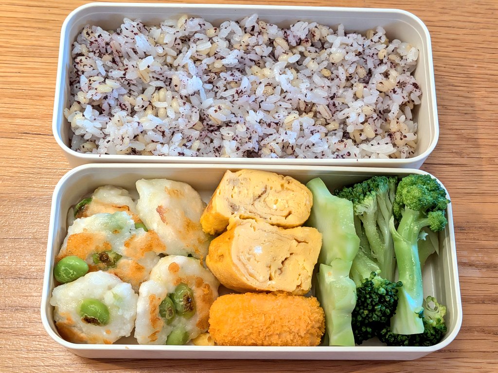 HighatBroccoli's tweet photo. 高校生娘へのお弁当（🥦•᎑•🥦）
もちもちはんぺんお焼き
玉子焼き
カニクリームコロッケ（冷食）
塩茹でブロッコリー
ゆかりもち麦ご飯
はんぺんのお焼き簡単だし美味かった👍
想像以上にもちもち😊
#お弁当
#料理 https://t.co/4rj6jh1FJ1