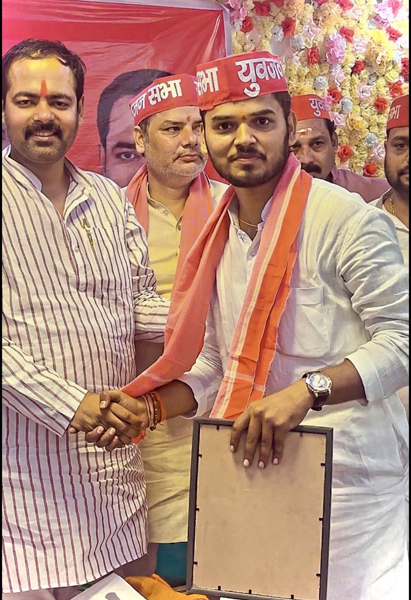 PradeepA2Y's tweet photo. वाराणसी खंड स्नातक निर्वाचन क्षेत्र (MLC) श्री @AshutoshMLC भैया जी, को पुनः जिताना है जिससे कि स्नातक समाज की आवाज़ विधान परिषद में बुलंद रहें। 
हर ज़ोर, जुर्म, के टक्कर में संघर्ष हमारा नारा है। 
@AshutoshMLC भैया ज़िंदाबाद।
#mlc https://t.co/h7VWF5kYRH