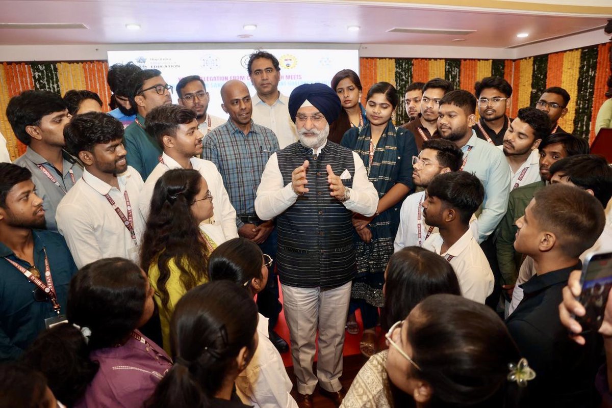 LokNiwasDelhi's tweet photo. माननीय उपराज्यपाल सरदार @SandhuTaranjitS ने आज लोक निवास में, @iitdelhi द्वारा समन्वित ‘युवा संगम फेज VI’ कार्यक्रम के अंतर्गत, छत्तीसगढ़ से आए 65 युवा प्रतिभागियों से सीधा संवाद किया।  

@EduMinOfIndia के ‘एक भारत श्रेष्ठ भारत’ अभियान के अंतर्गत संचालित यह कार्यक्रम, माननीय प्रधानमंत्री श्री @narendramodi जी की राष्ट्रीय एकता और सांस्कृतिक समरसता के पांच प्रमुख स्तंभ पर्यटन, परंपरा, प्रगति, परस्पर संपर्क और प्रौद्योगिकी की परिकल्पना को साकार कर रहा है।

इस दौरान भारत की उभरती वैश्विक भूमिका, लोक नीति में हो रहे परिवर्तन तथा युवाओं के लिए उपलब्ध अभूतपूर्व अवसरों पर सार्थक चर्चा हुई। उपराज्यपाल ने कहा कि विकसित भारत @2047 के निर्माण में हमारे युवा सबसे महत्वपूर्ण हैं और उनकी ऊर्जा, नवाचार तथा प्रतिबद्धता देश के उज्ज्वल भविष्य की आधारशिला है।

इस दौरान उपराज्यपाल ने सार्वजनिक सेवा और कूटनीति के क्षेत्र में अपने अनुभवों एवं यात्राओं से जुड़े दृष्टिकोण भी युवाओं के साथ साझा किया।