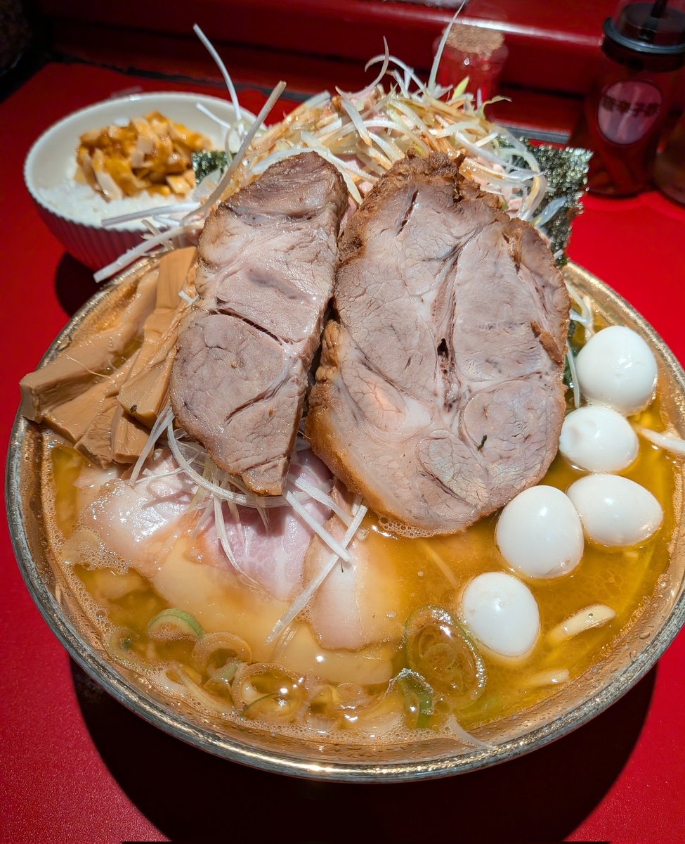 2sweetbeanpaste's tweet photo. 黄金神スープ✨
神チャーシュー🥩✨
究極の盛り付け🍜
至高の1杯✨
最高でした🥰

【厚木家】
·ネギチャーシューメン(大)
 特上チャーシュー
 チャーシュー×３
 うずら
 極太メンマ
·たまごマブシ https://t.co/9TFBbXgKZr