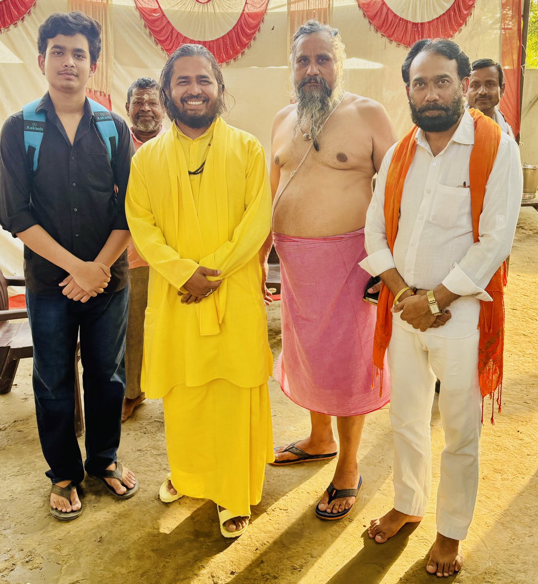 DadhiRay's tweet photo. हर हर महादेव,,,कुछ पल जगतगुरु सतुआ  बाबा जी के साथ रामनगर वाराणसी में https://t.co/ndSMxOX00A
