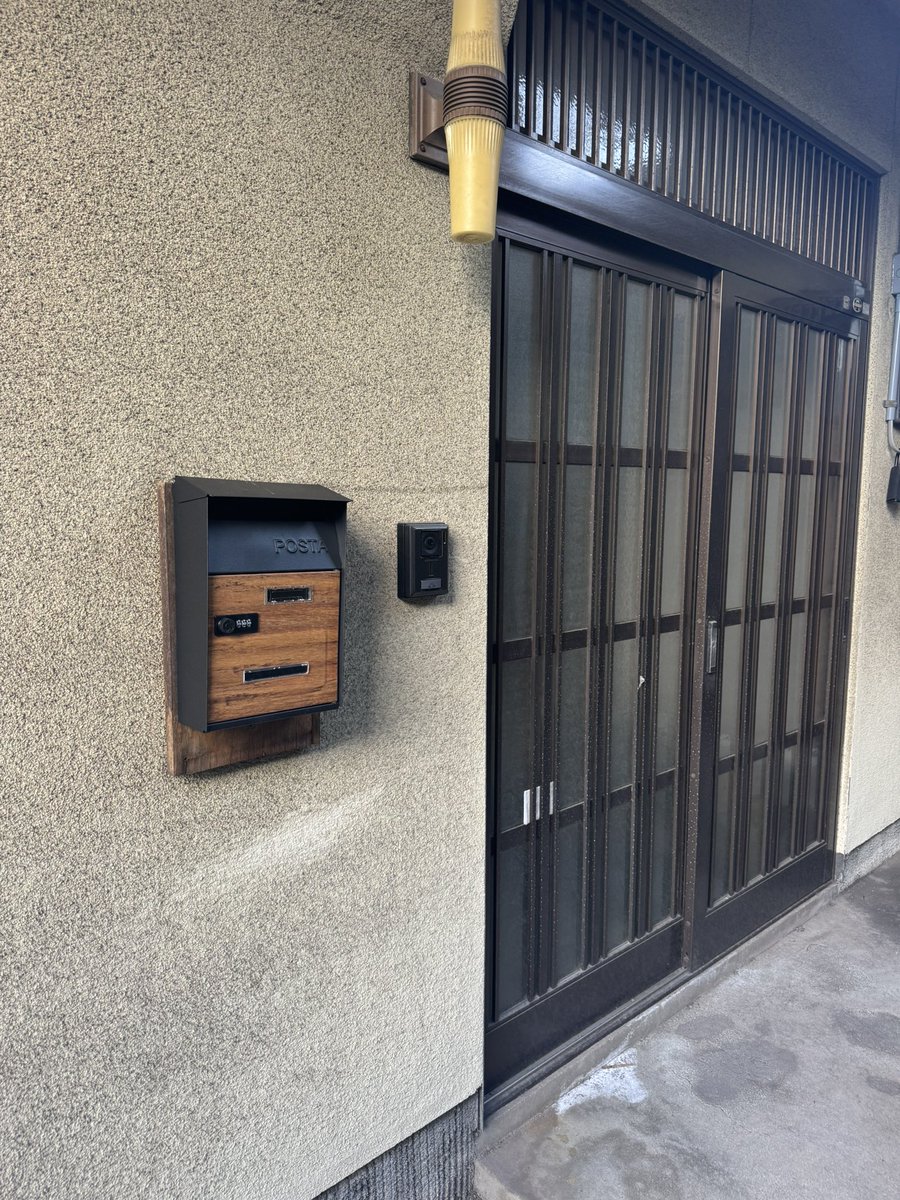 pinehill325's tweet photo. 本日の作業報告📮

✅ポスト2カ所交換
古くさいものを新しくして、ちょっとだけ印象アップ。

築古物件の玄関照明は、まだまだ昭和感満載ですが…😅
そこまでやるとコストもかかるので、一旦様子見💦

小さな積み重ねですが、こういう改善が意外と大事だったりします。

#不動産投資 #大家さん #築古物件 #空室改善 #賃貸経営 #リフォーム日記