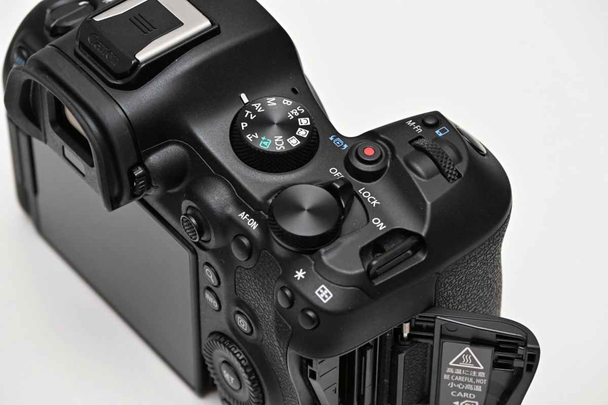 kajagadget's tweet photo. 最新の「EOS R6 Mark III」を実際の撮影の現場に
連れ出し、その操作性や描写におけるメリットを
解説しました。
撮影のリズムを崩さない、道具としての高い完成度。
 https://t.co/B0EINFPB3I

進化した被写体認識や機敏なAF性能。
子供を離さない粘りの良さと、
ダイナミックレンジの広さ。

カメラの設定を見る必要がなくなるよう、 記事内で設定画面をクルクルと切り替えられる UIを作りました。是非体感してみてください。

#カジャガジェット #EOSR6MarkIII #Canon 
#ポートレート #カメラのある生活