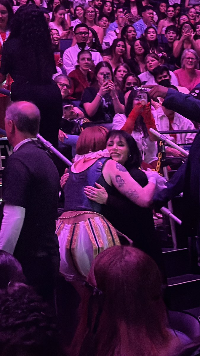 pussluvrpheebs's tweet photo. can’t believe joan waved me over to take a pic, i love this family so so much https://t.co/OZDNDZ1bUB