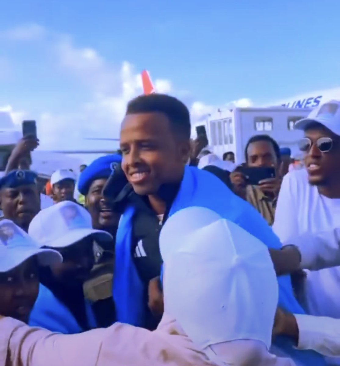 TouchlineX's tweet photo. 🚨 Somali referee Omar Artan has arrived back in Mogadishu.

Lots of people gathered to welcome him after the US denied him VISA to officiate at the World Cup. https://t.co/AfcgT0SHiZ